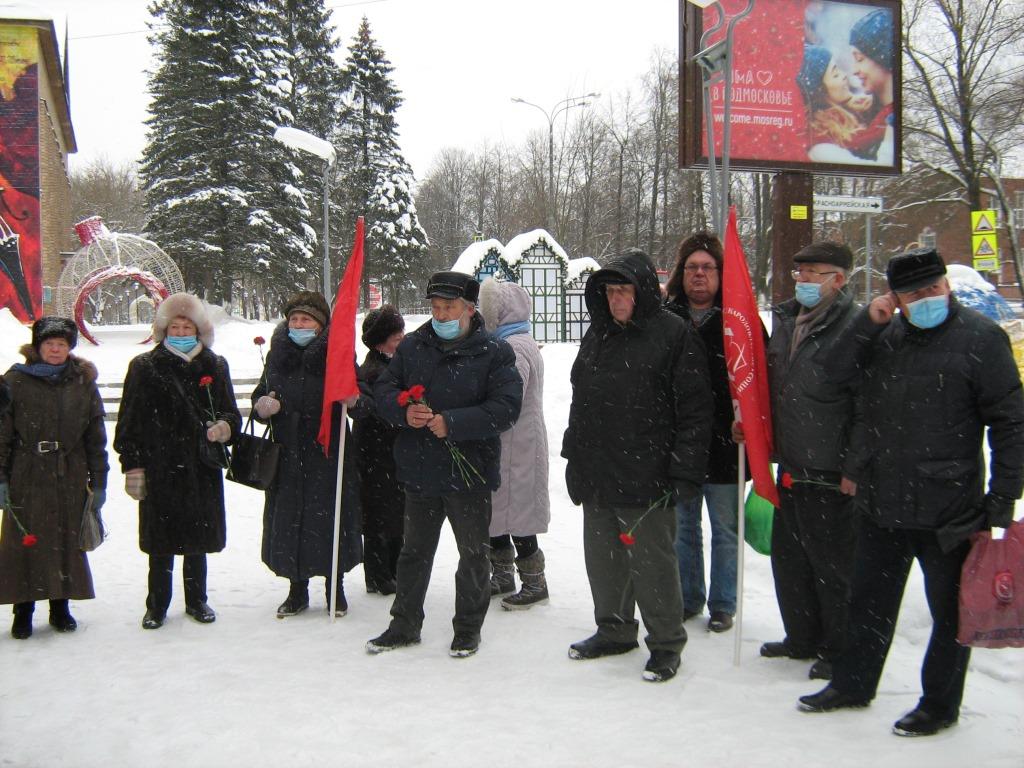 В Можайске возложили цветы к памятнику В.И. Ленина