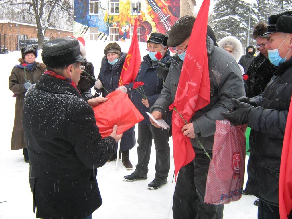 В Можайске возложили цветы к памятнику В.И. Ленина