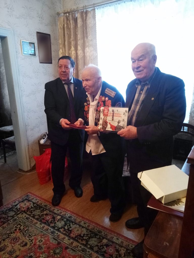 Каширские коммунисты поздравили юбиляра