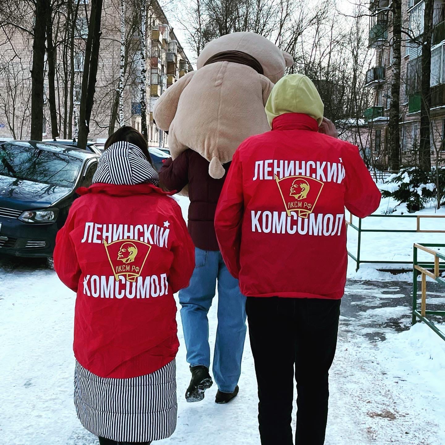 Радость маленькой жительнице Балашихи принесли коммунисты!