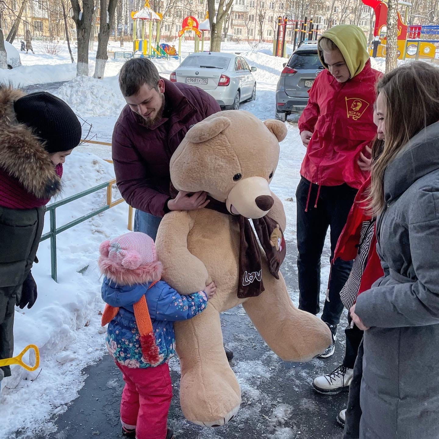 Радость маленькой жительнице Балашихи принесли коммунисты!