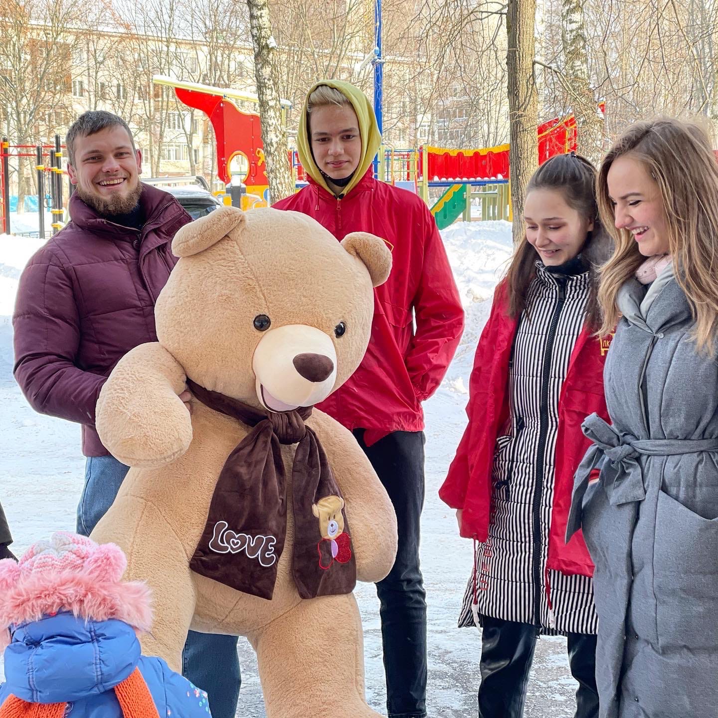 Радость маленькой жительнице Балашихи принесли коммунисты!