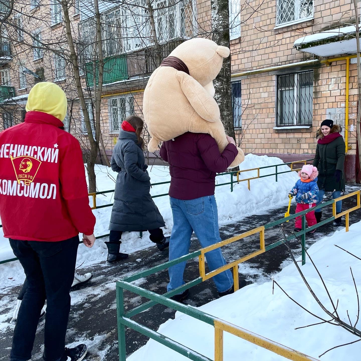 Радость маленькой жительнице Балашихи принесли коммунисты!