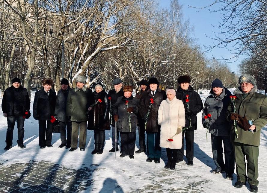 Королёвские коммунисты провели возложение цветов к памятнику Защитникам Отечества