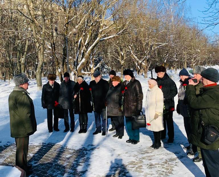 Королёвские коммунисты провели возложение цветов к памятнику Защитникам Отечества