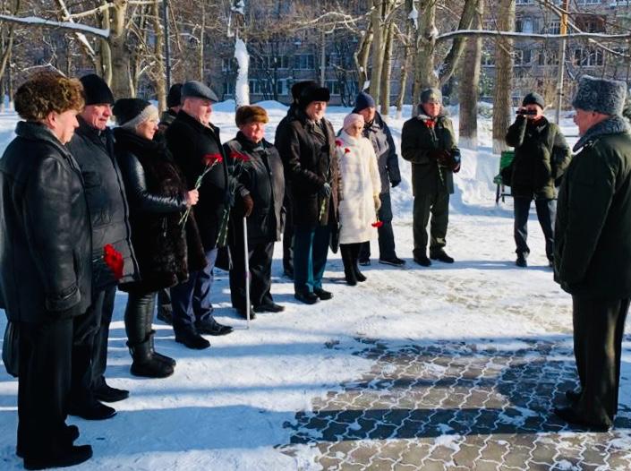 Королёвские коммунисты провели возложение цветов к памятнику Защитникам Отечества