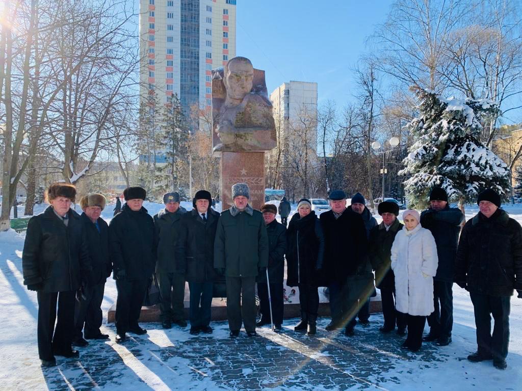 Королёвские коммунисты провели возложение цветов к памятнику Защитникам Отечества