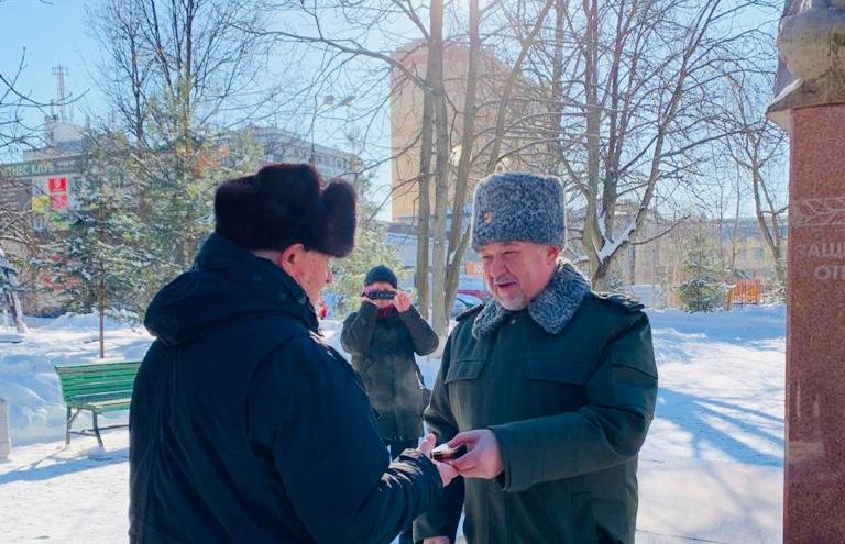 Королёвские коммунисты провели возложение цветов к памятнику Защитникам Отечества