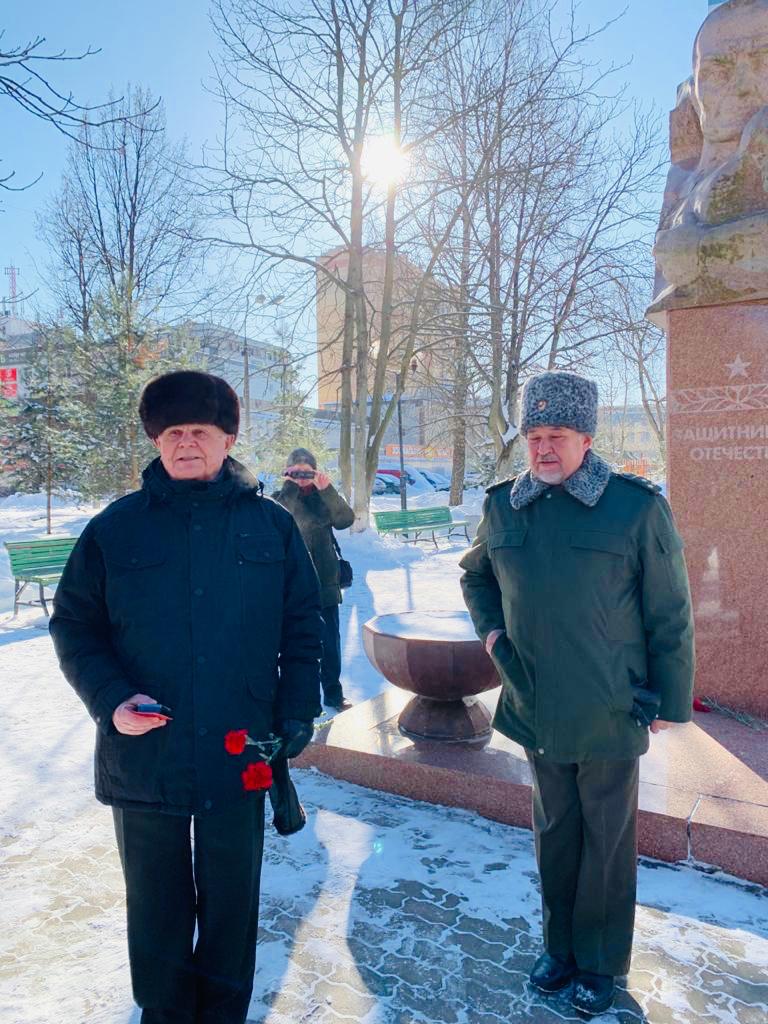 Королёвские коммунисты провели возложение цветов к памятнику Защитникам Отечества