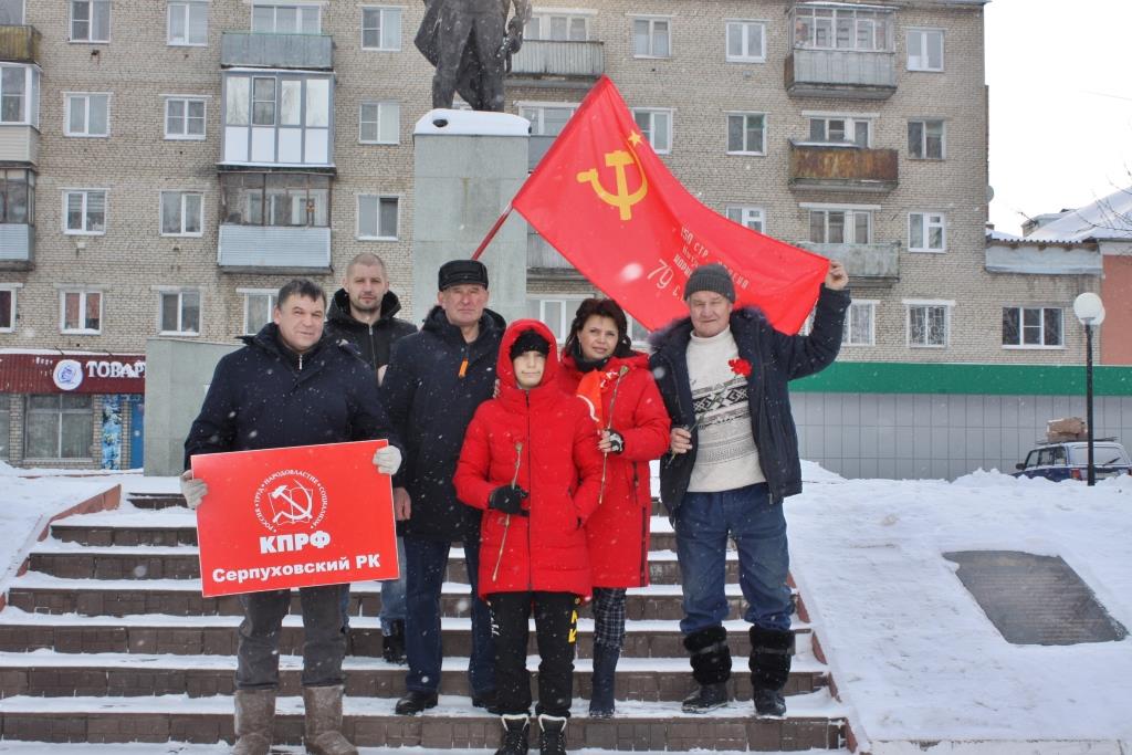 Серпуховские коммунисты почтили память солдат
