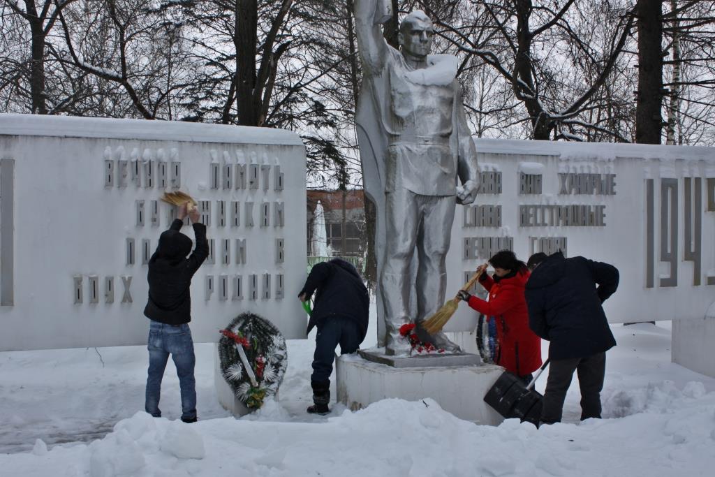 Серпуховские коммунисты почтили память солдат