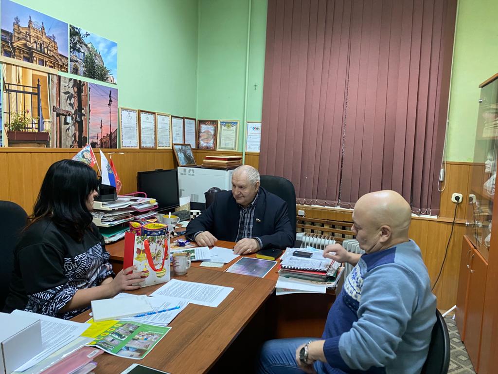 Депутат-коммунист Евгений Добровольский протягивает руку помощи жителям