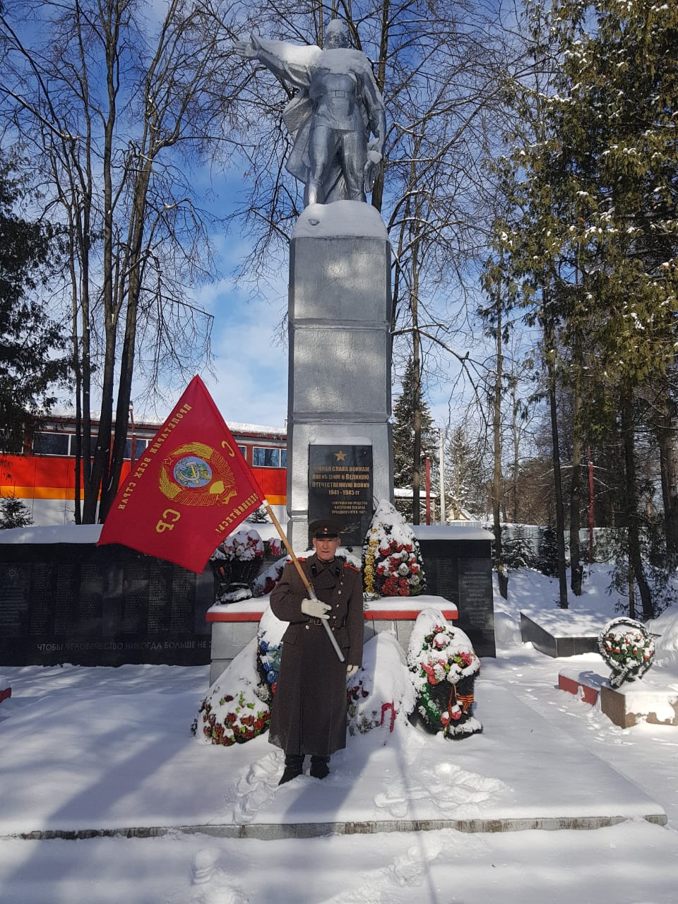 В день Советской Армии и Военно-Морского флота