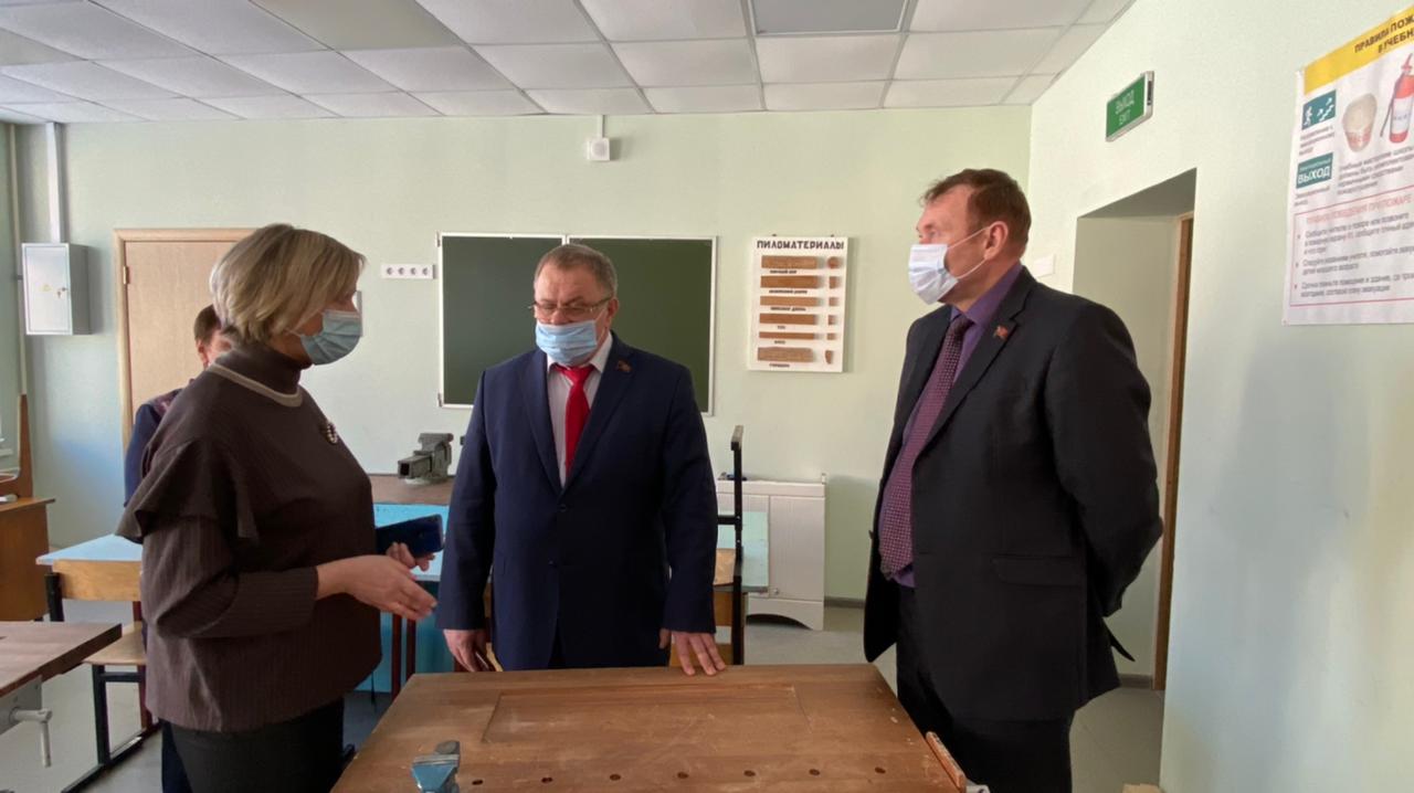 Депутат-коммунист Александр Наумов посетил с рабочим визитом город Озёры