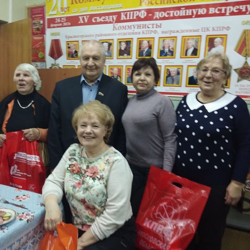 Красногорские коммунисты поздравили женщин с предстоящим праздником