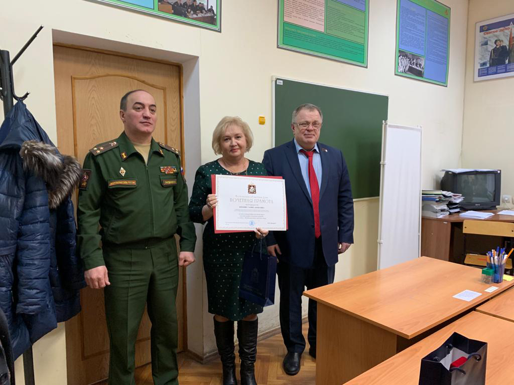 Депутат-коммунист Александр Наумов поздравил сотрудниц Домодедовского военкомата