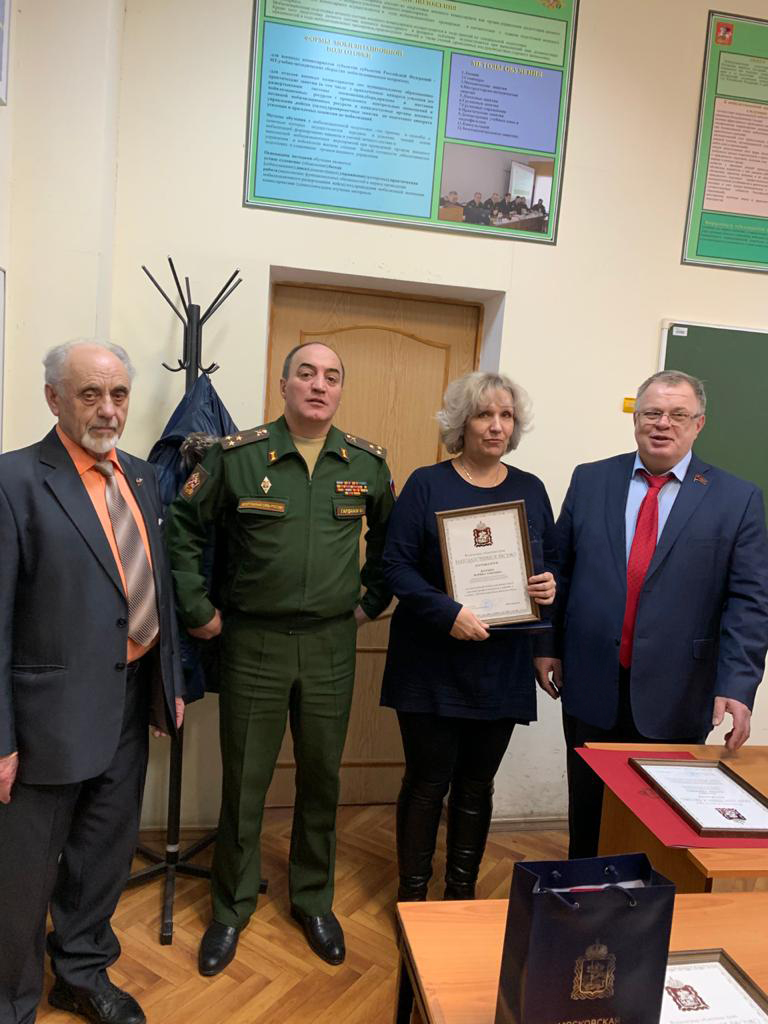 Депутат-коммунист Александр Наумов поздравил сотрудниц Домодедовского военкомата