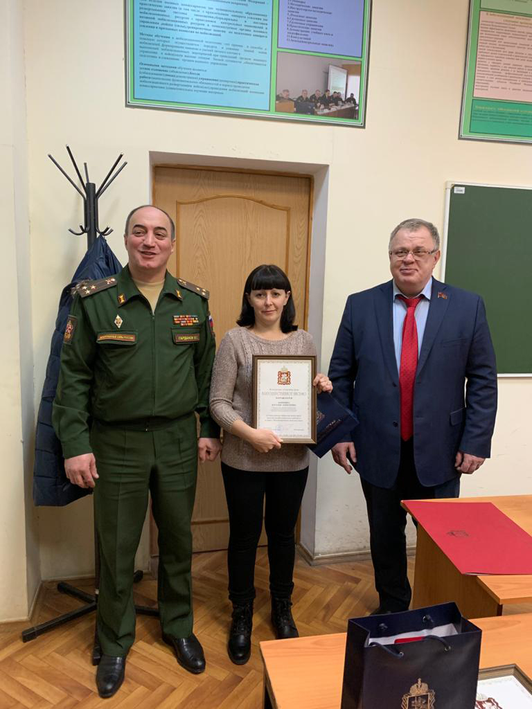Депутат-коммунист Александр Наумов поздравил сотрудниц Домодедовского военкомата