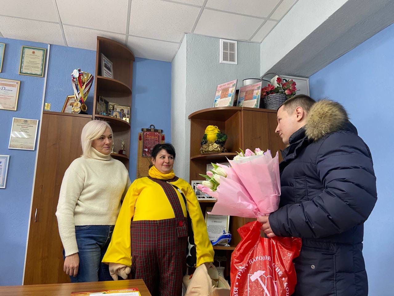 Депутаты-коммунисты Марк Черемисов и Павел Лаговский поздравили муниципальных работников