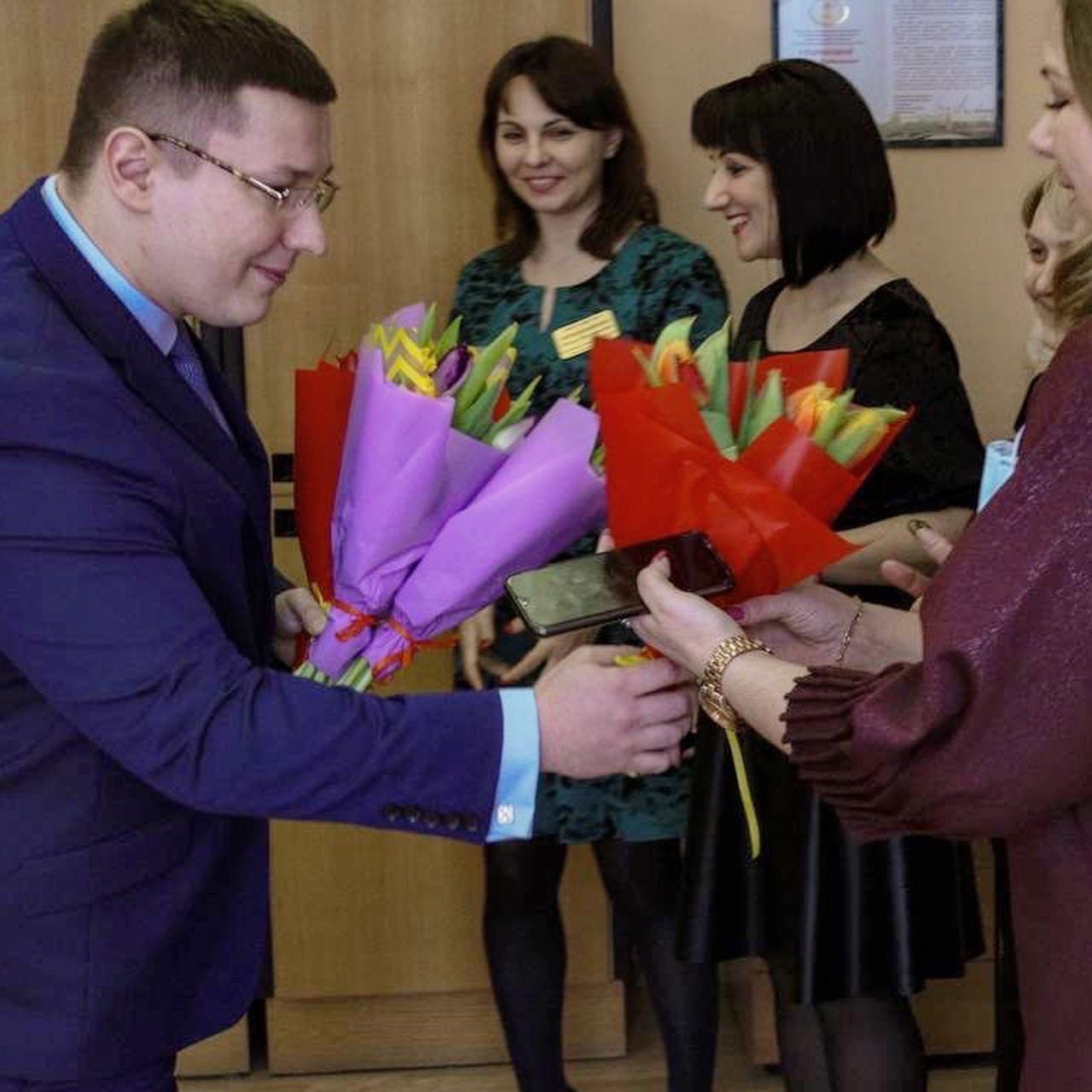 Депутаты-коммунисты Марк Черемисов и Павел Лаговский поздравили муниципальных работников