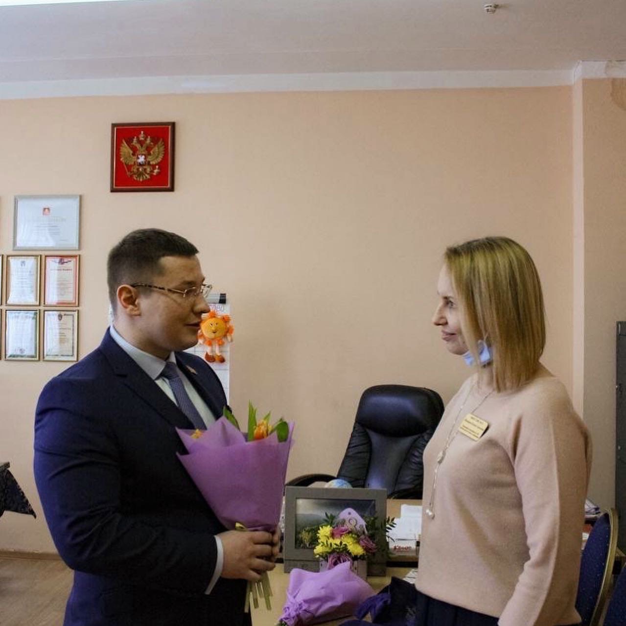 Депутаты-коммунисты Марк Черемисов и Павел Лаговский поздравили муниципальных работников