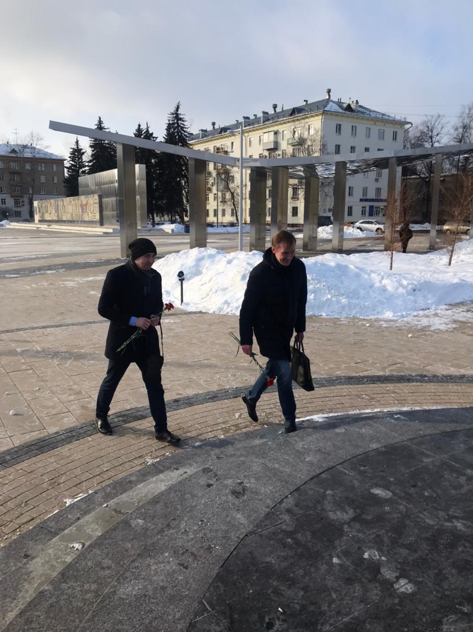 Королёвские коммунисты возложили цветы к памятнику Юрию Гагарину