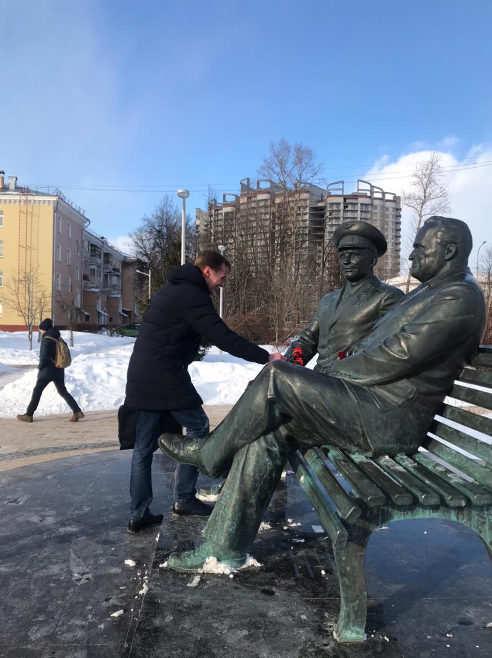 Королёвские коммунисты возложили цветы к памятнику Юрию Гагарину
