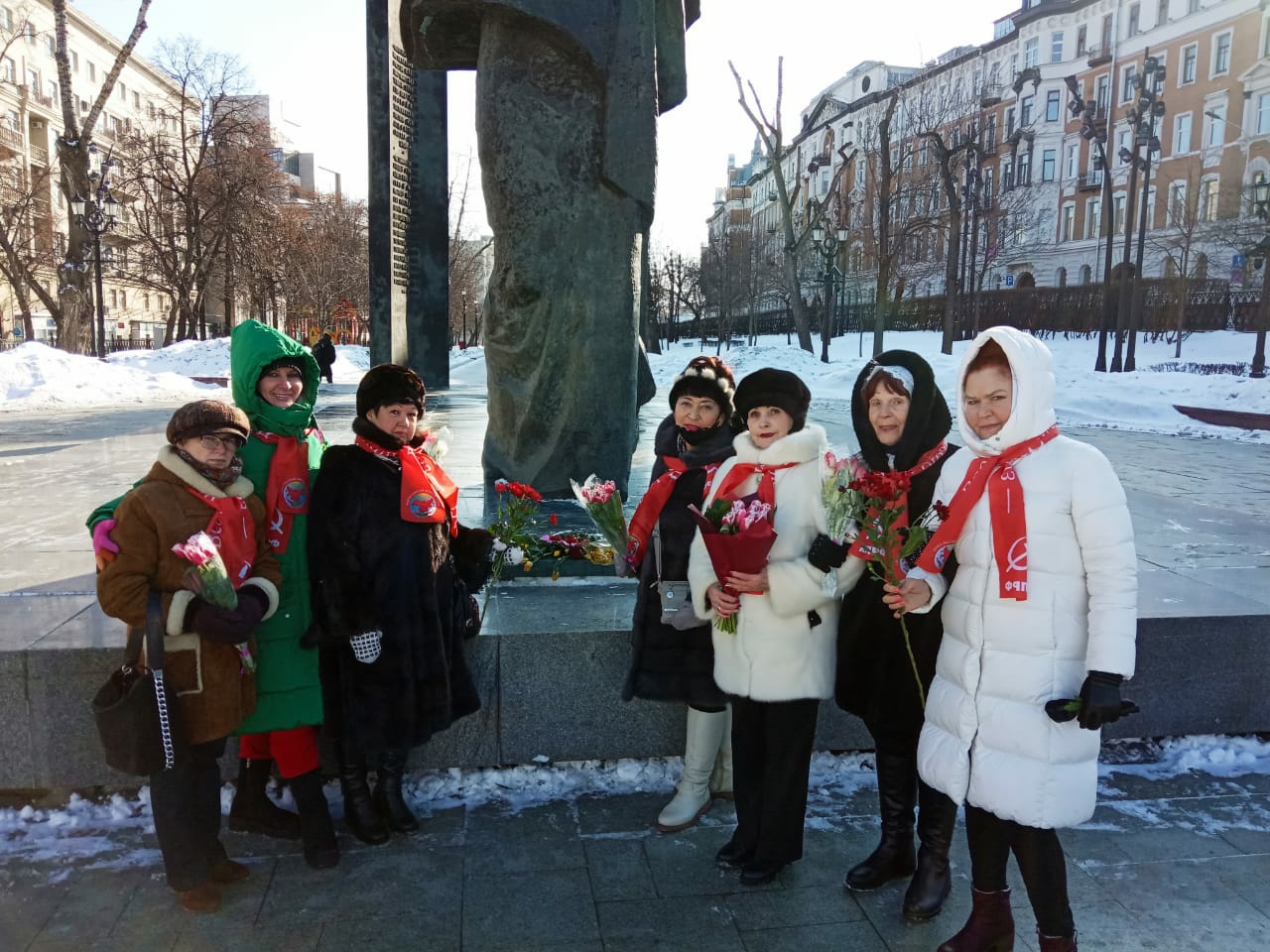 «Держите крепче связь с массами, проводите в жизнь заветы Ленина.» Н.К. Крупская