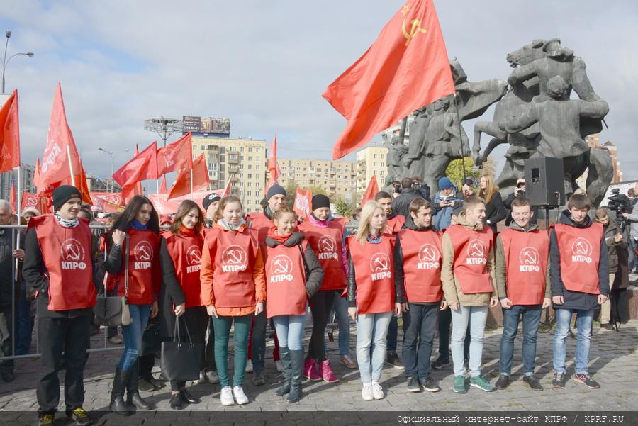 «Склоняем головы в память о мужественных защитниках Советской Конституции»