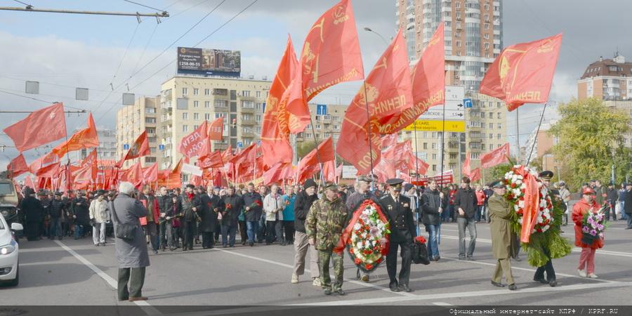 «Склоняем головы в память о мужественных защитниках Советской Конституции»
