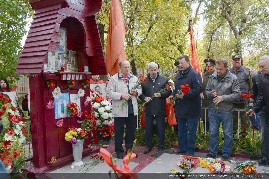 «Склоняем головы в память о мужественных защитниках Советской Конституции»