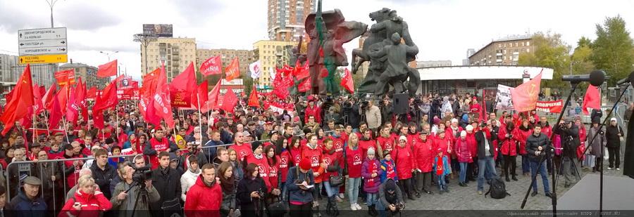 «Склоняем головы в память о мужественных защитниках Советской Конституции»