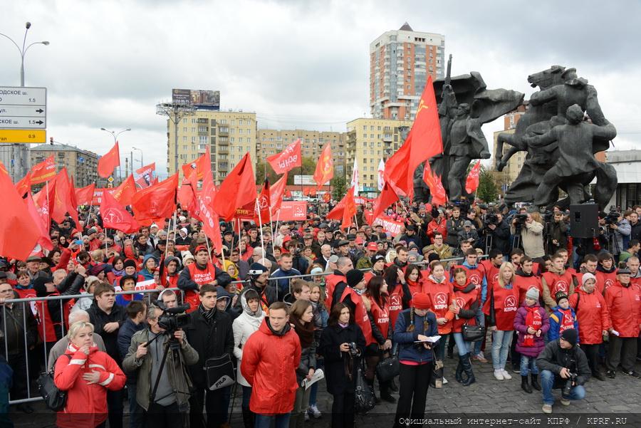 «Склоняем головы в память о мужественных защитниках Советской Конституции»