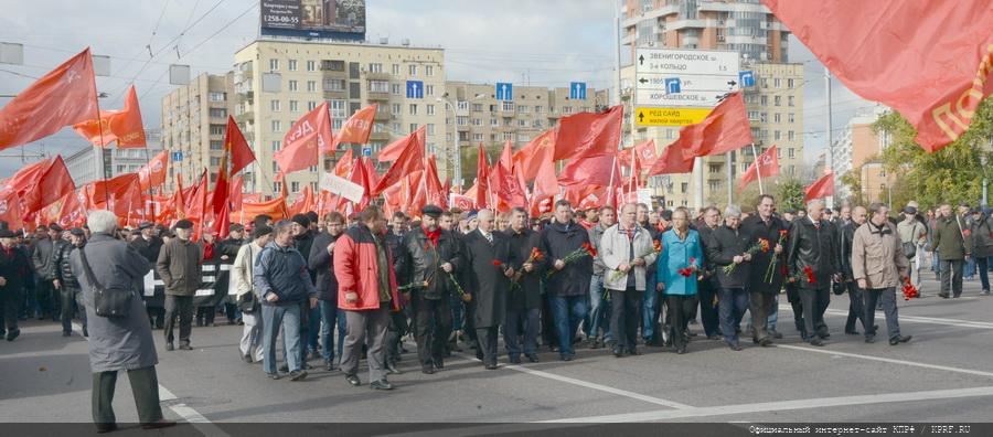 «Склоняем головы в память о мужественных защитниках Советской Конституции»
