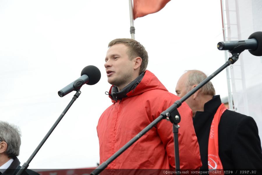 «Склоняем головы в память о мужественных защитниках Советской Конституции»