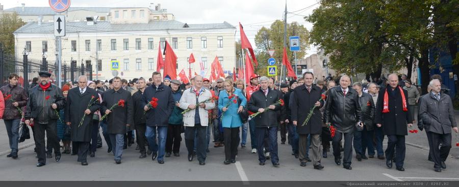 «Склоняем головы в память о мужественных защитниках Советской Конституции»