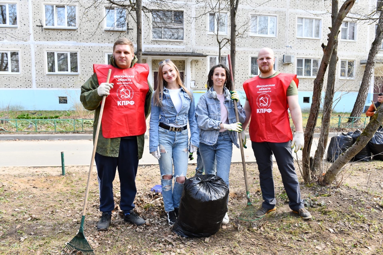 Дмитровские коммунисты приняли участие в городском субботнике