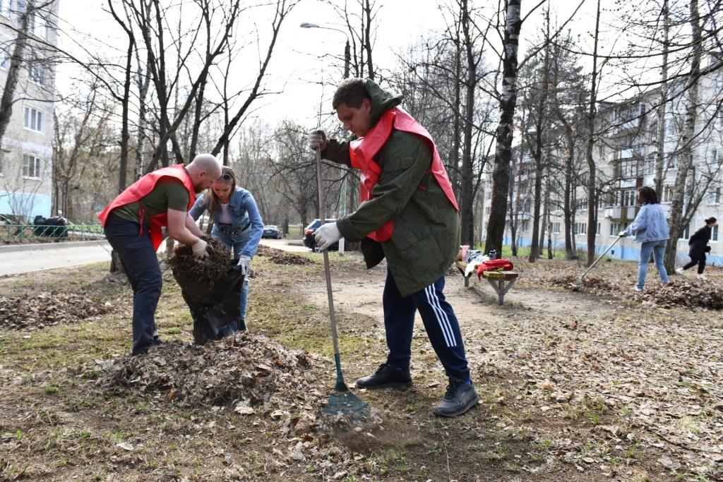 Дмитровские коммунисты приняли участие в городском субботнике