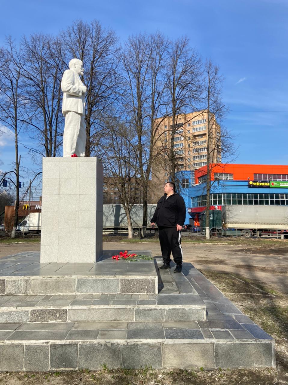Клинские коммунисты возложили цветы к памятникам Ленина