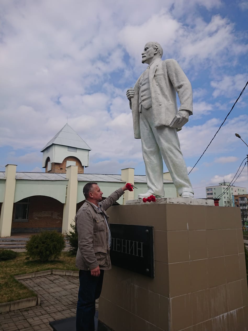 Клинские коммунисты возложили цветы к памятникам Ленина