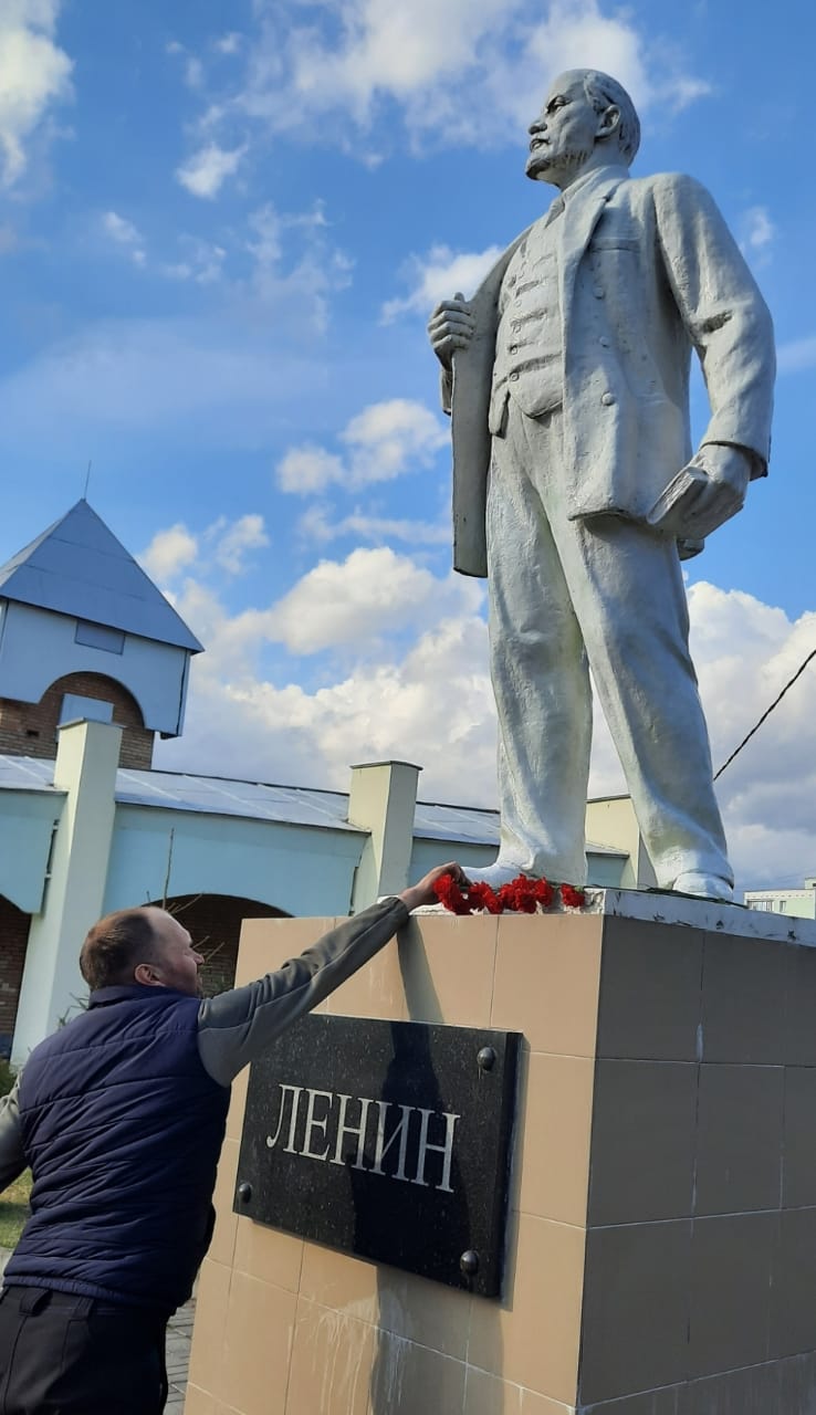 Клинские коммунисты возложили цветы к памятникам Ленина