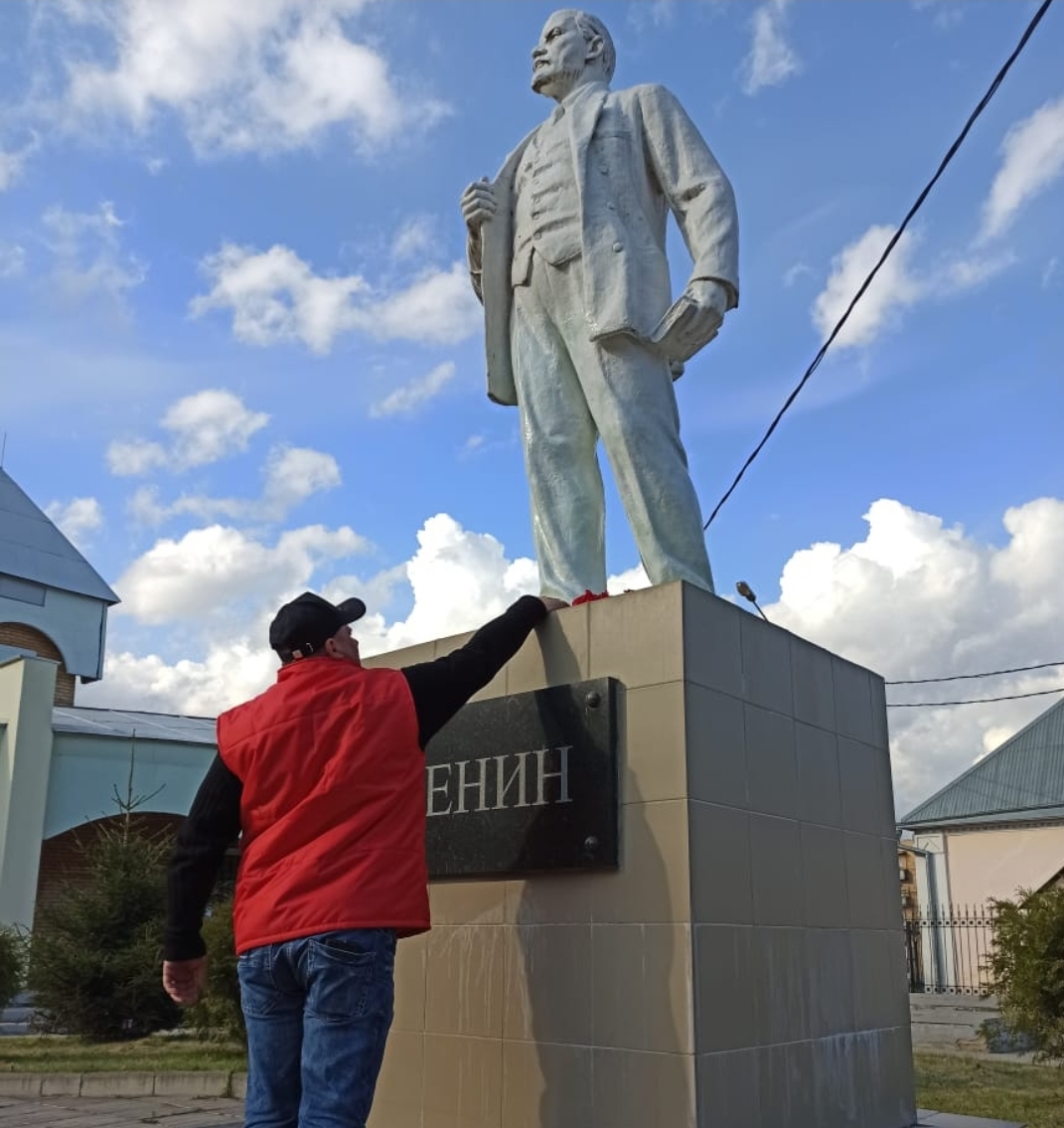 Клинские коммунисты возложили цветы к памятникам Ленина