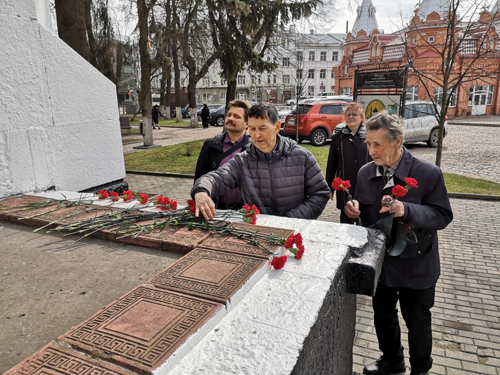 Сергиево-Посадские коммунисты возложили цветы к памятнику В.И. Ленину