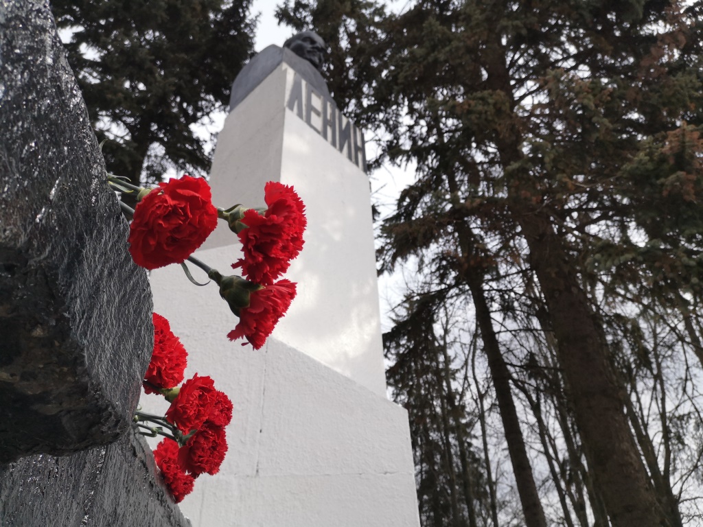 Сергиево-Посадские коммунисты возложили цветы к памятнику В.И. Ленину
