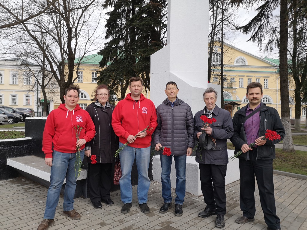 Сергиево-Посадские коммунисты возложили цветы к памятнику В.И. Ленину
