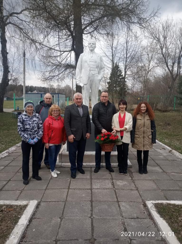 Ленин - жил. Ленин - жив. Ленин - будет жить!