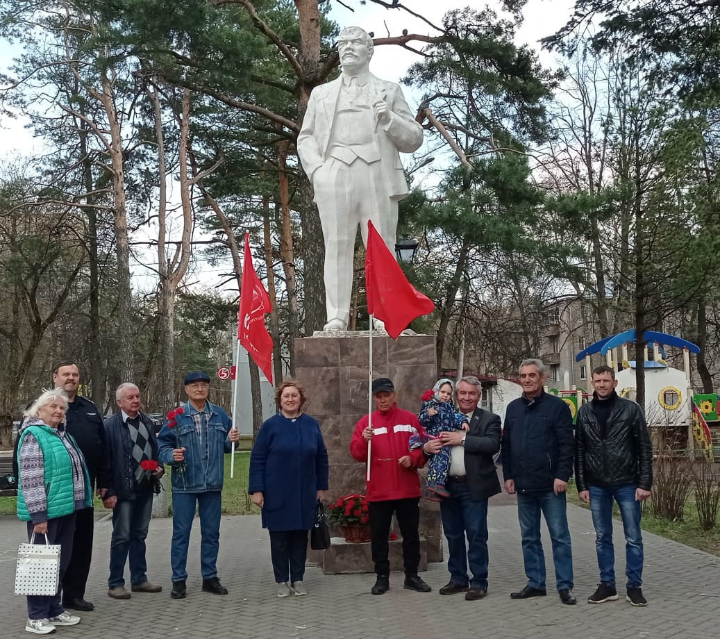 Ленин - жил. Ленин - жив. Ленин - будет жить!