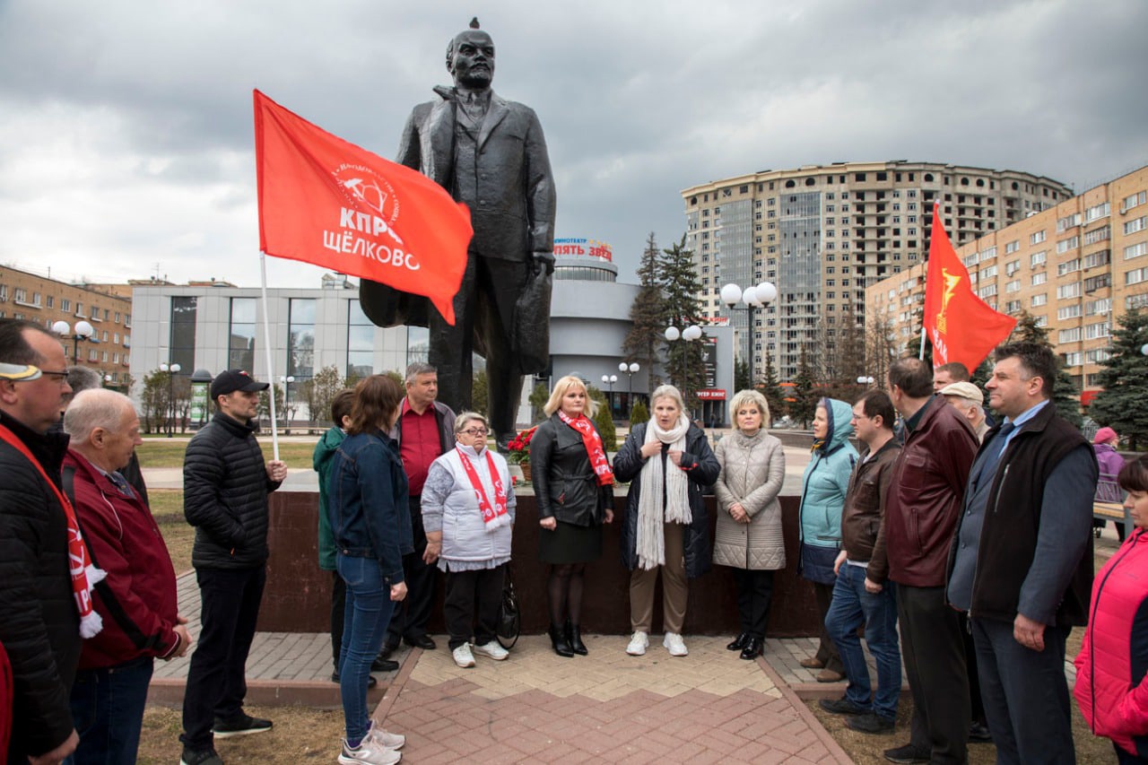 Ленин - жил. Ленин - жив. Ленин - будет жить!