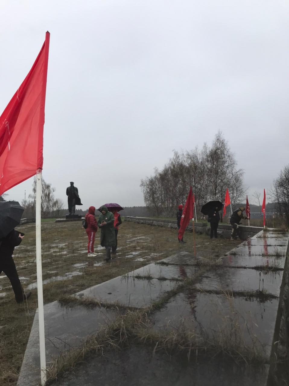 Коль мы вместе с Ильичом, дождь с грозой нам - нипочём!!!
