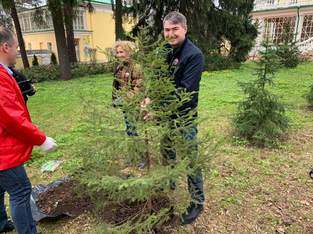 Дело Ленина в наших делах! Подмосковные коммунисты провели субботник в Горках Ленинских